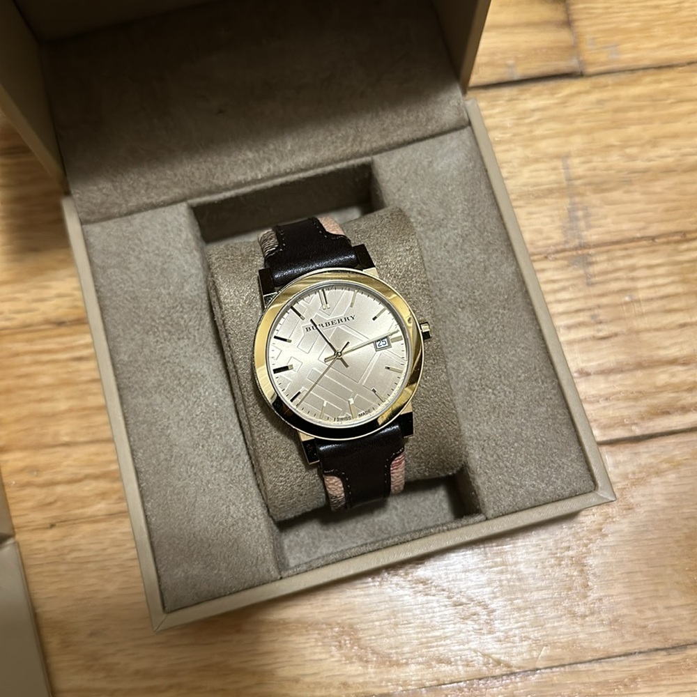 Burberry women’s watch with Burberry print gold